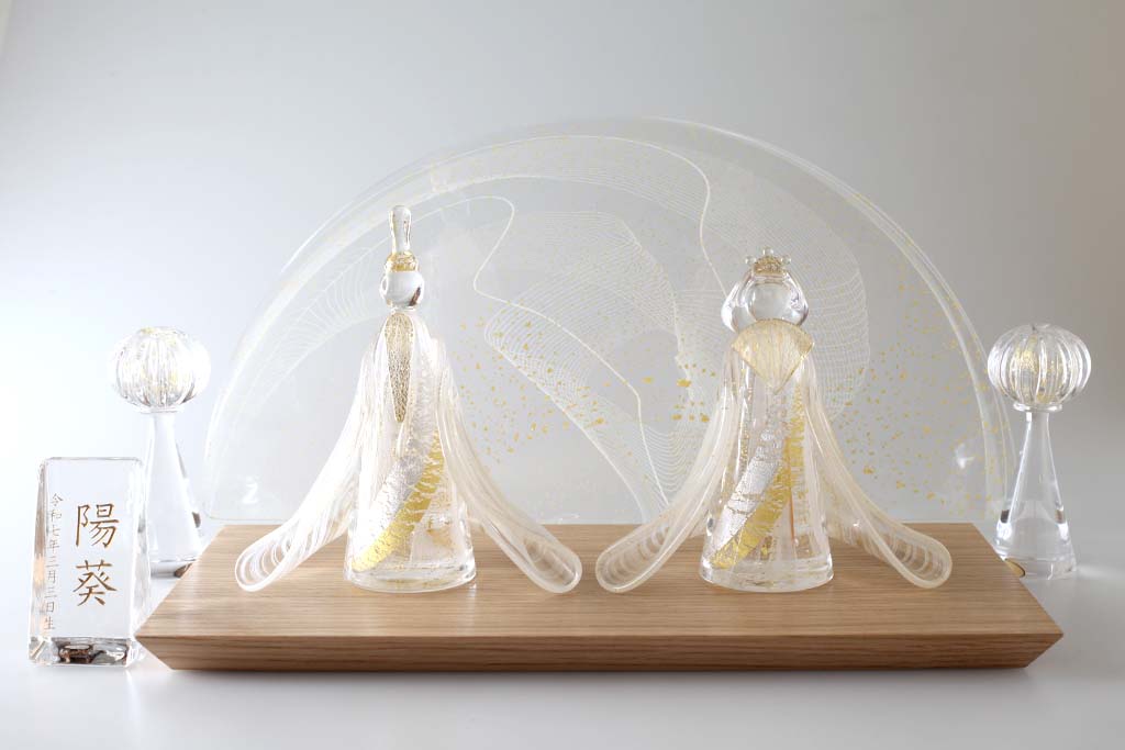 New レース紋様金彩飾り雛　（レース金屏風+金彩名入れ付き）